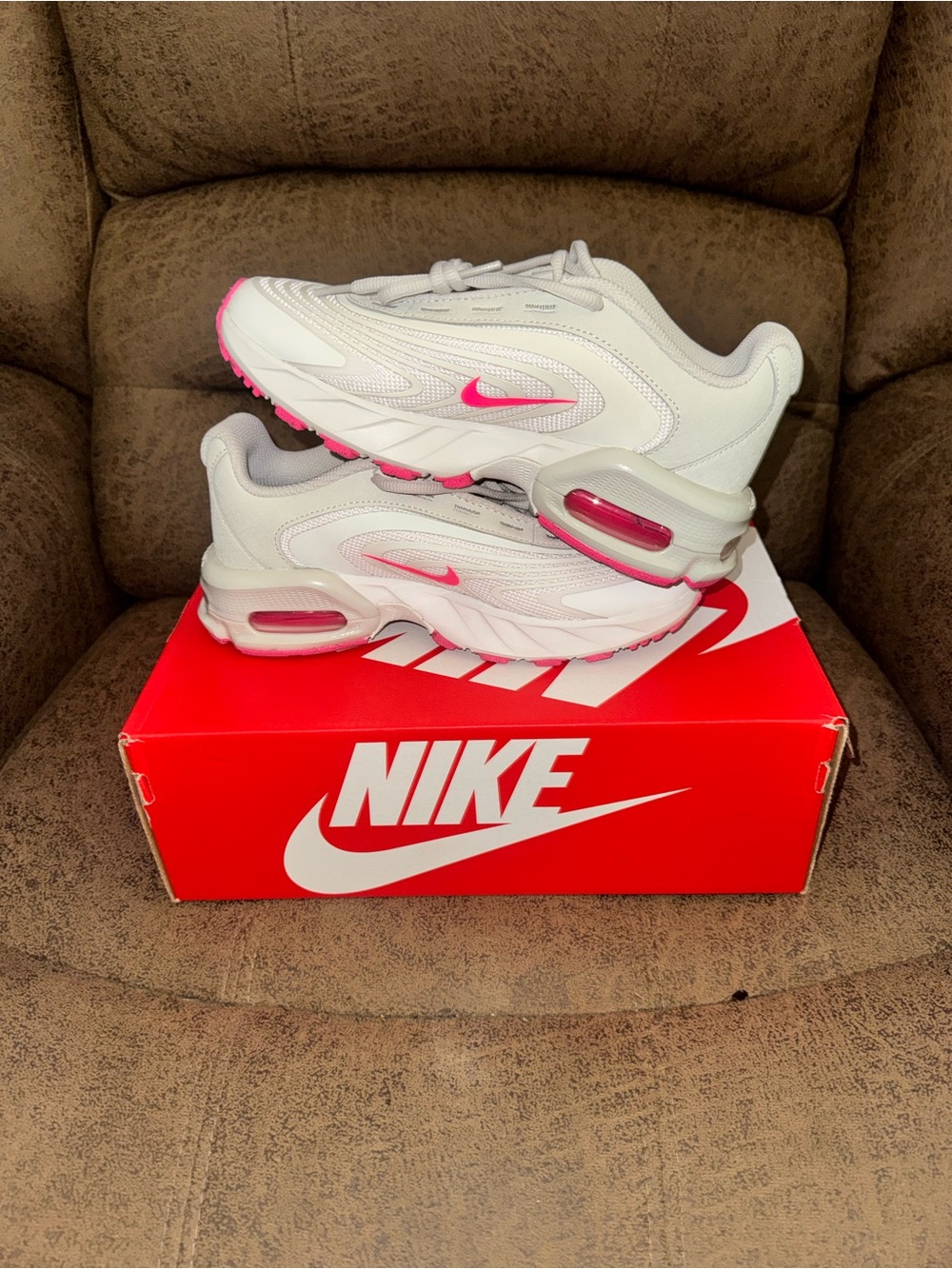 Nike White & Pink Running Sneakers with Pink Air Detail